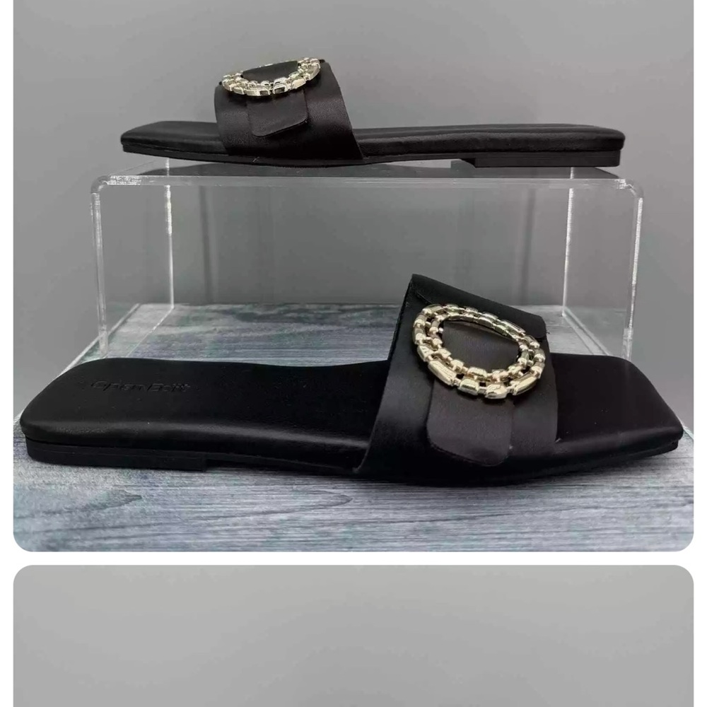 Open edit slides super cute black with silver hardware cushion great!